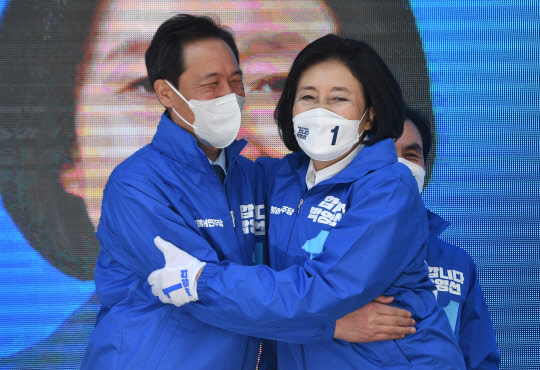 4ㆍ7 재보궐 선거운동 첫날인 25일 더불어민주당 박영선 서울시장 후보(오른쪽)가 서울 구로구 구로디지털단지 지플러스타워 앞에서 열린 유세 출정식에서 함께 경선을 치뤘던 우상호 공동선대위원장과 포옹하고 있다. [서울=연합뉴스]